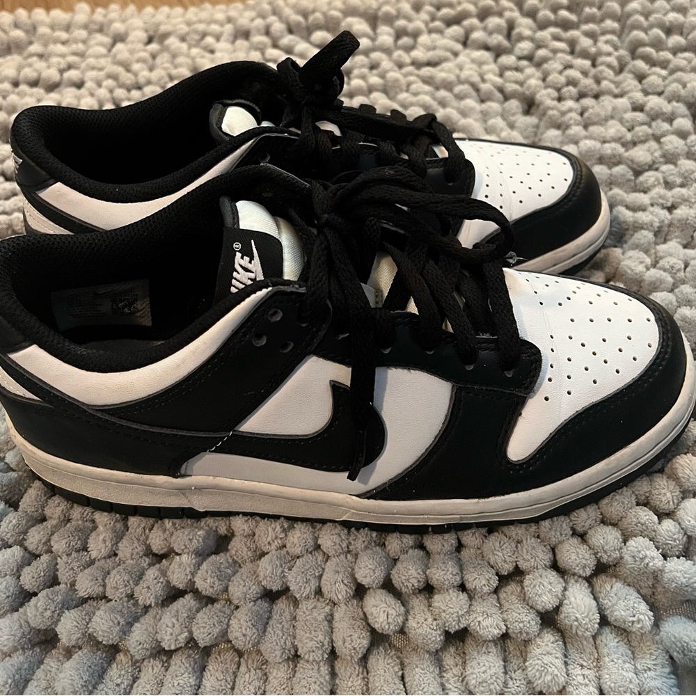 NIKE DUNKS LOW RETRO PANDAS Size 5.5